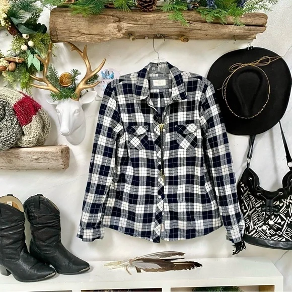 Trendy plaid flannel shirt w cabin cottage core resort country vibe - Picture 2 of 14